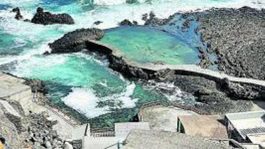 El Hierro. Charco de las Calcosas Conjunto de dos charcos, uno natural y otro anexo artificial denominado “la piscina” de rebosadero. Se encuentra en Pozo de las Calcosas, Echedo, Valverde. El charco natural dispone de una barra que retiene el agua en bajamar, lo que permite el baño independientemente de las mareas. 