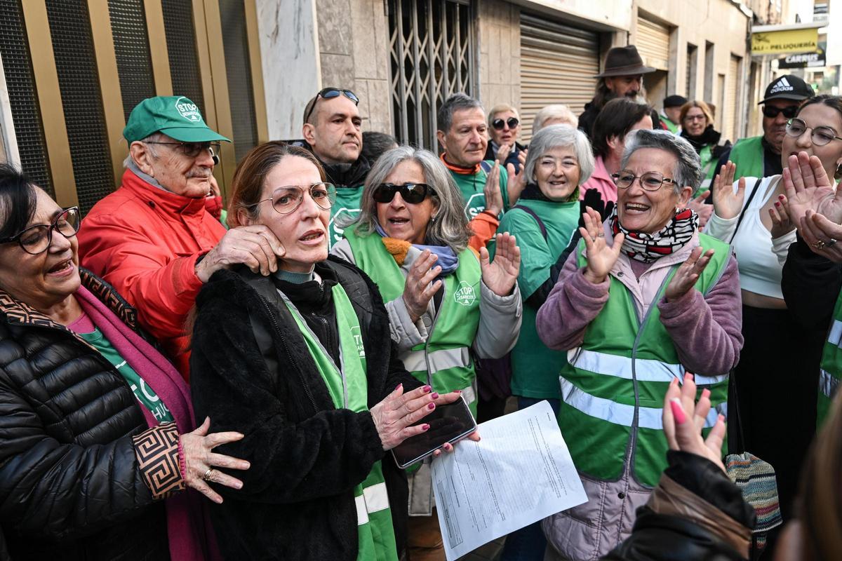 La PAH logra aplazar el desahucio de una mujer y su hija en el barrio de Carrús en Elche