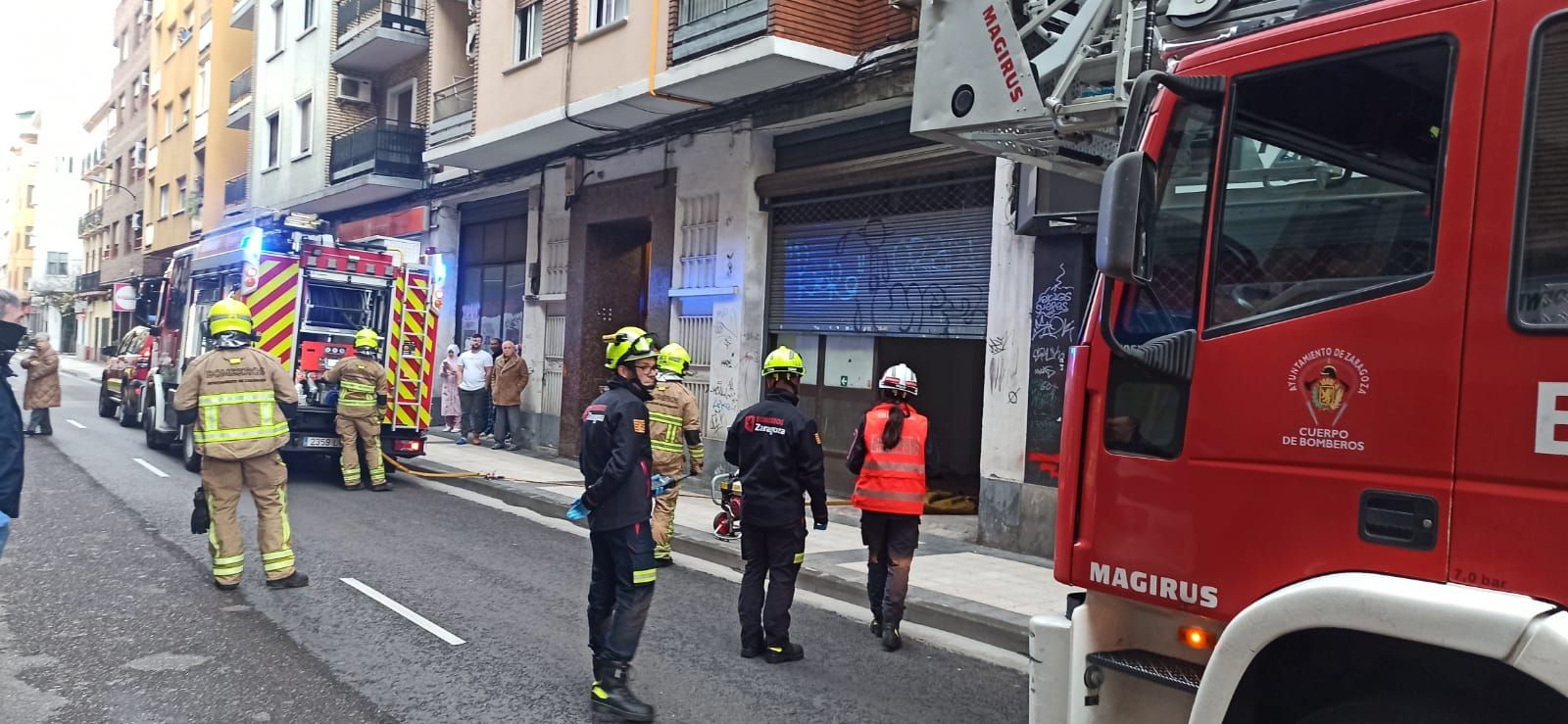 Susto en la calle Carmen por el incendio de un local en desuso