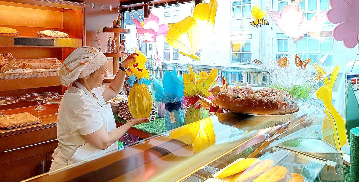 Nelssy Soriano, encargada de la confitería Flor y Nata, en la calle Rosalía de Castro de Santiago