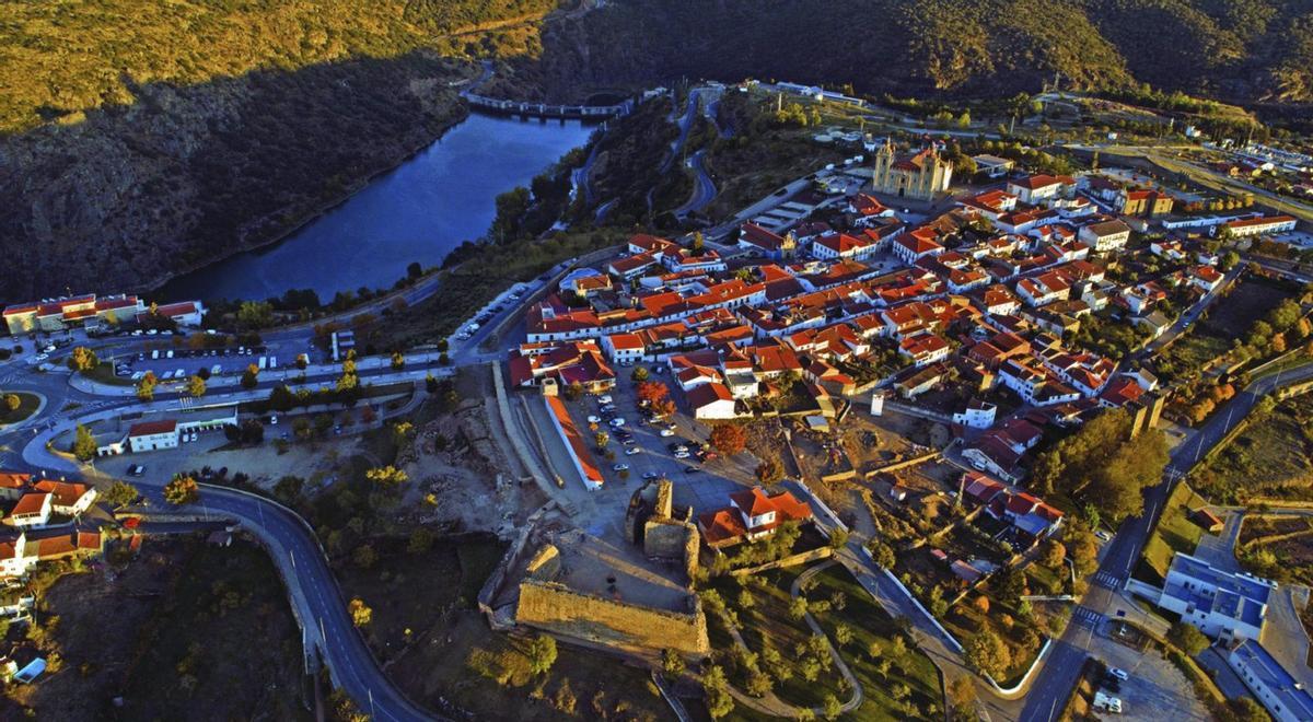 Vista panorámica de Branganza. y del río Duero-Douro, frontera entre Portugal y Zamora. | CEDIDA