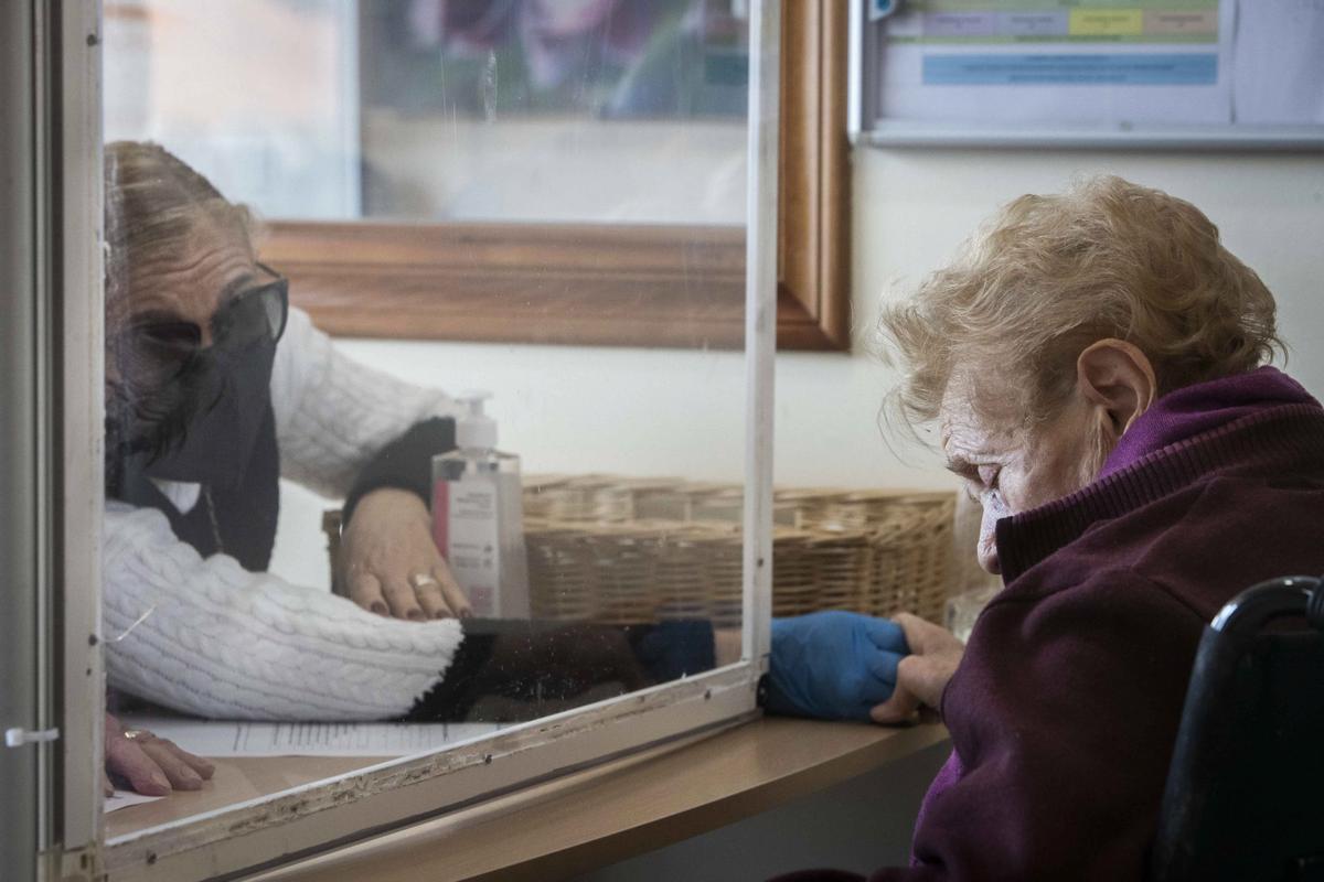 10 de marzo. Las personas mas vulnerables fueron aquellas que se encontraban en las residencias de ancianos por lo que la visita de sus familiares se hacía con todas las medidas de seguridad 10 de marzo. Las personas mas vulnerables fueron aquellas que se encontraban en las residencias de ancianos por lo que la visita de sus familiares se hacía con todas las medidas de seguridad