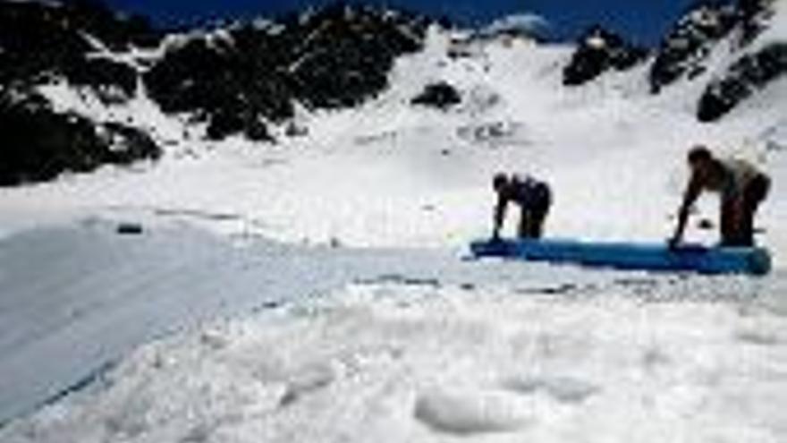 Suiza protege a sus glaciares del calor con una cubierta especial