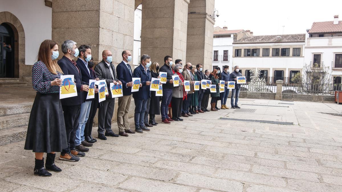 Los grupos municipales de Cáceres guardaron esta mañana cinco minutos de silencio en apoyo al pueblo ucraniano.