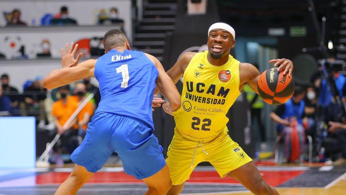 Sadiel Rojas, capitán del UCAM Murcia, agradeciendo el apoyo a la afición.  | ACB PHOTO/AITOR ARRIZABALAGA