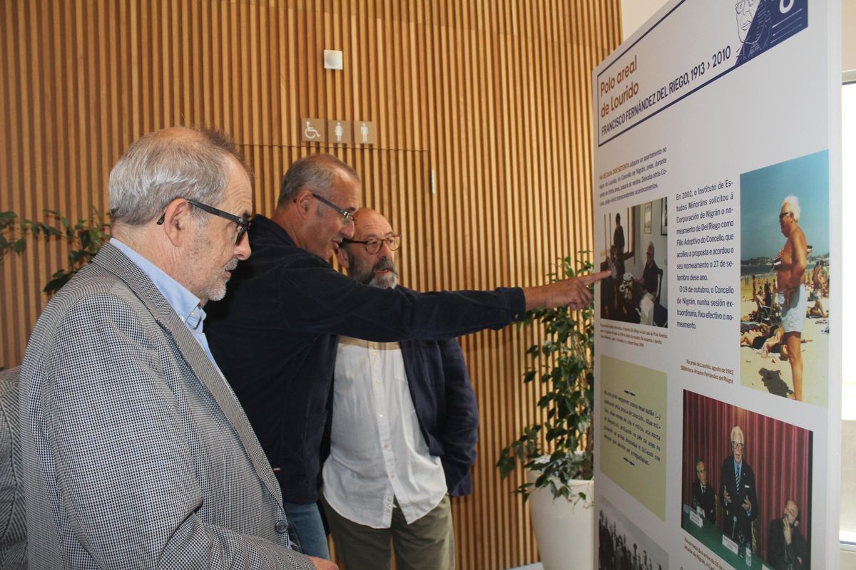O director da fundación Penzol, Xosé M. Soutullo, o alcalde e Méixome, onte, na exposición.