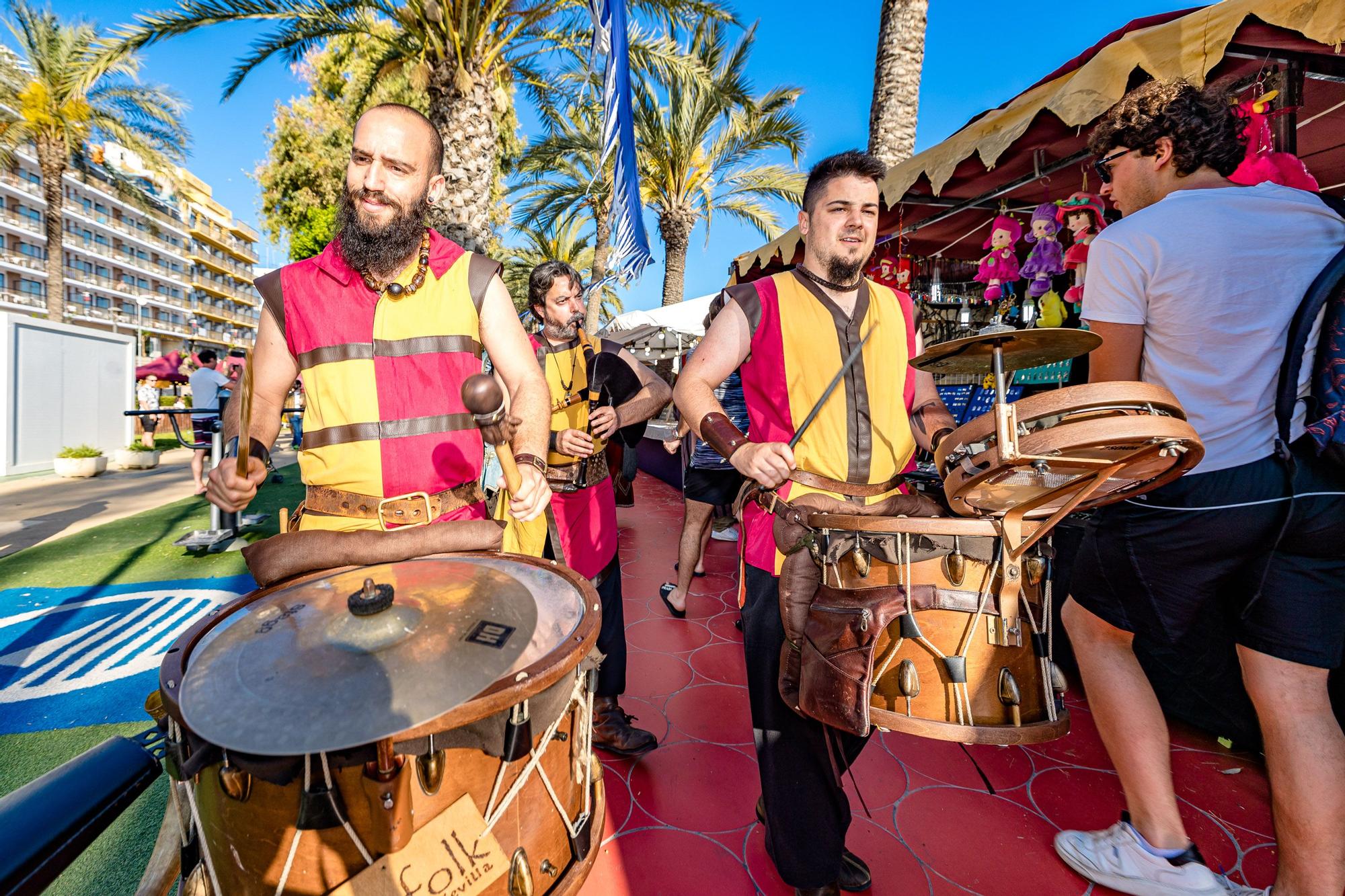 El parque de Elche se convierta en el escenario de un llamativo mercado en el que se pueden ver desde puestos a todo tipo de espectáculos | La actividad se enmarca dentro de los actos de la Carta Pobla