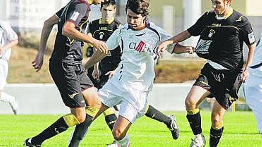 Un jugador del Ribadesella disputa el balón a un rival del Candás.