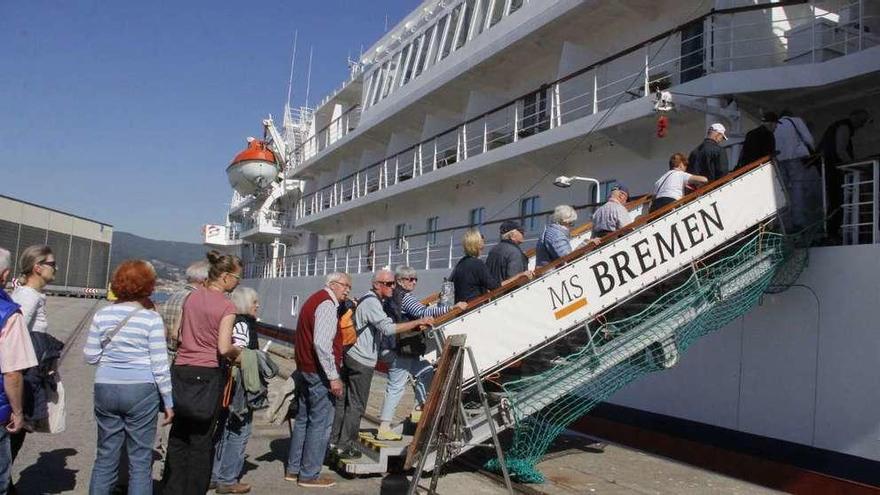 Cruceristas embarcan en el puerto de Marín, ayer. // Santos Álvarez