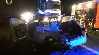 Una colisión entre un camión y varios coches deja dos heridos en Benifaió