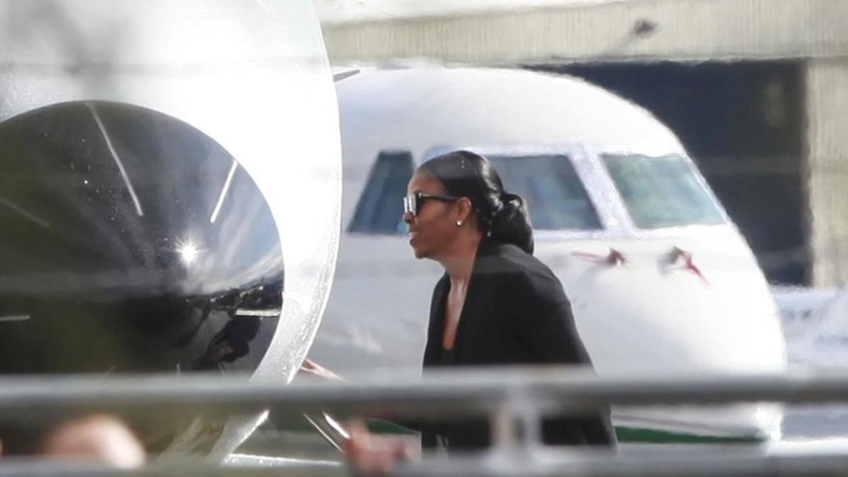 lmmarco37015452 former first lady michelle obama boards a plane to fly out o170126175346