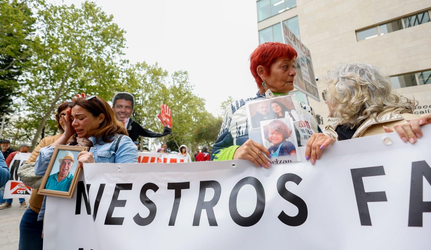 Todas las imágenes de la llegada de Pradas y Argüeso para declarar como imputados por la gestión de la dana