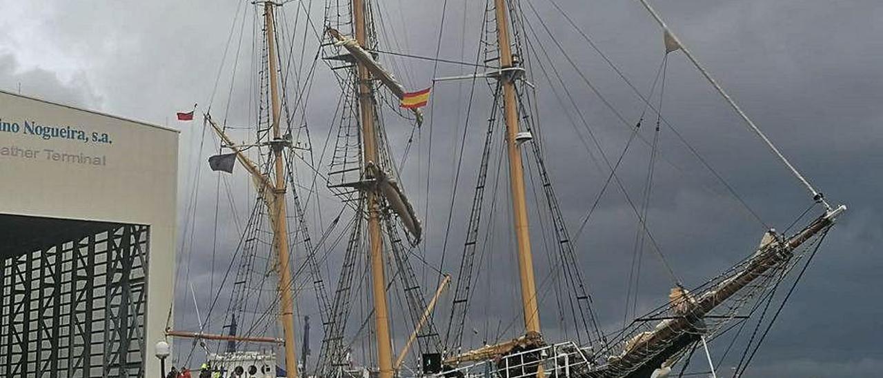 El buque escuela &quot;Pelican of London&quot;, ayer en Marín.