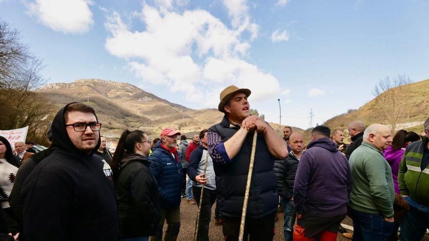 VÍDEO: Protesta de ganaderos y agricultores en Asturias contra Mercosur, con cortes en la carretera de Pajares y los accesos a la autovía del Cantábrico