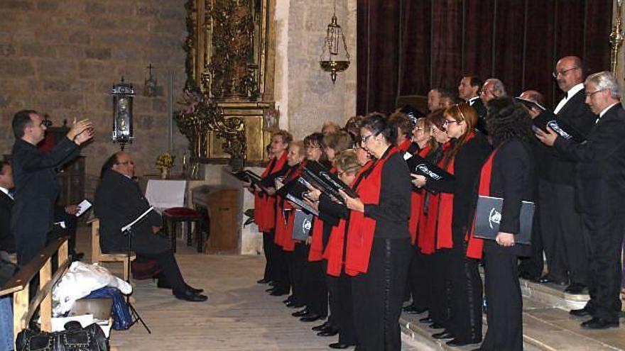 Ángel del Palacio dirige el Coro Therpsichore en San Juan Bautista de Tagarabuena durante el Pórtico de 2009.