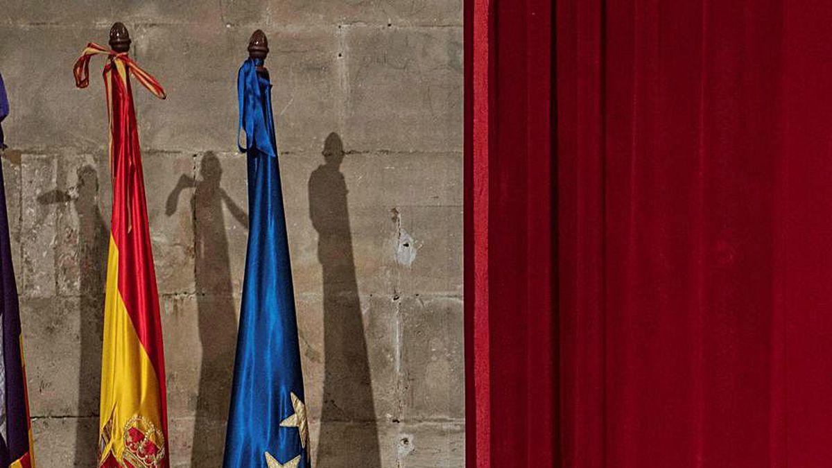 Yolanda Díaz, al fondo, en una reunión sobre los ERTE.