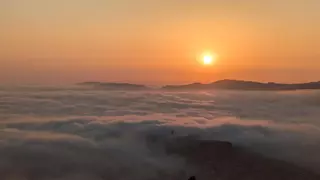 Como un tsunami de niebla: el manto algodonado que cubrió Vigo