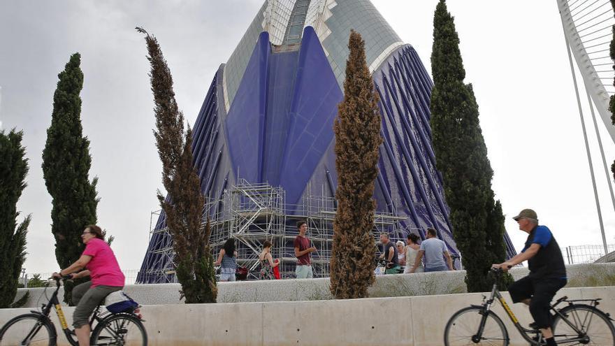 Andamios en el Àgora para albergar el Caixaforum.