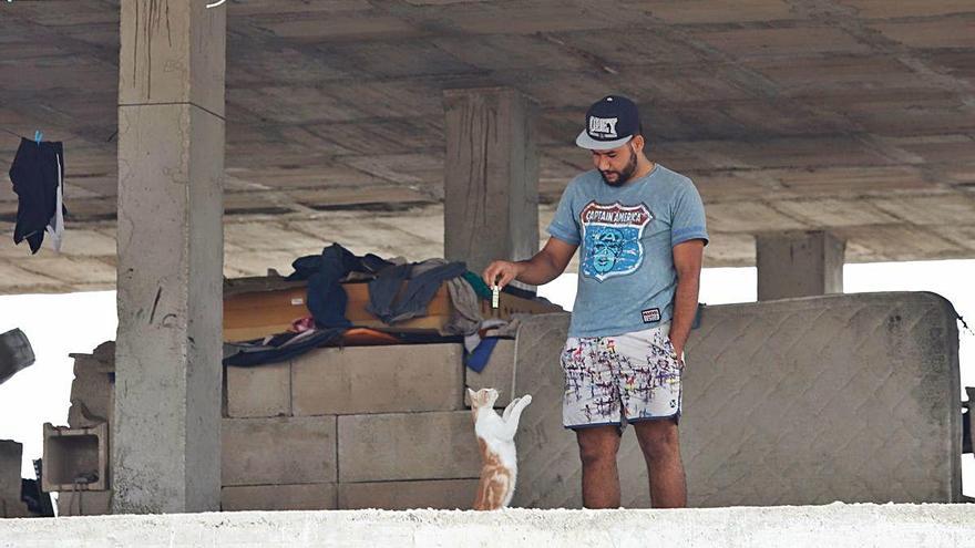 Un centenar de personas ocupan un edificio a medio construir.