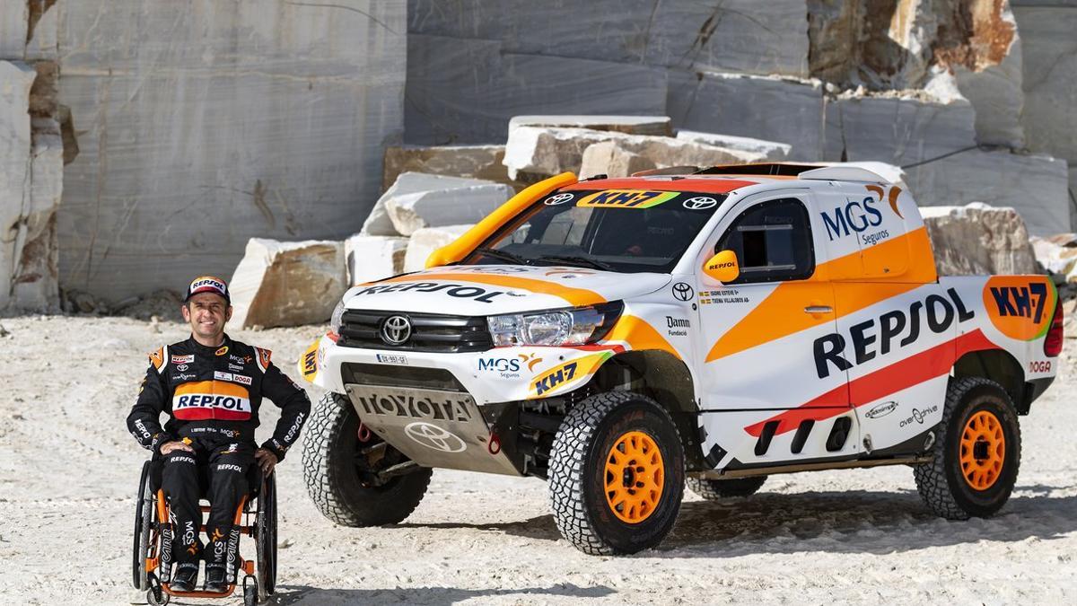 Isidre Esteve, junto al Toyota Hilux con el que participará en el Dakar 2021