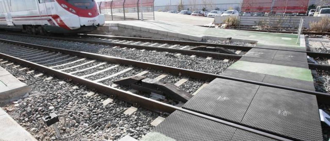 Pasarela por la que se cruzan las vías actualmente en la estación de Tavernes.