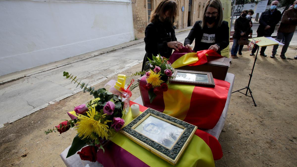 Varias personas recogen los restos de sus familiares en la fosa 100 del cementerio de Paterna