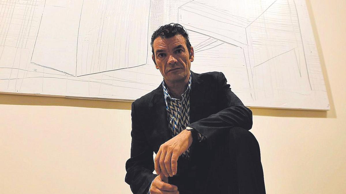 Miguel Fructuoso posa ante una de las piezas que exhibe en la Sala Verónicas.