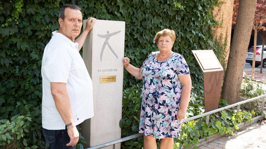 Juan y Luisa, padres de la desaparecida Cristina Bergua, en un monumento en recuerdo a su hija en Cornellà