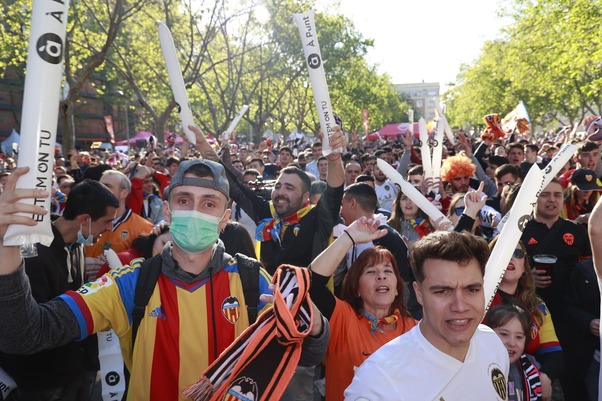 Mestalla es una fiesta en las horas previas a la final