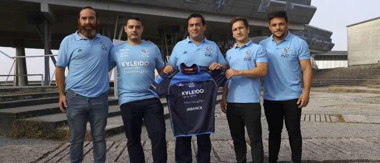 Pablo Cabrera, en el centro sosteniendo la camiseta, junto a miembros de la plantilla. // R. Grobas