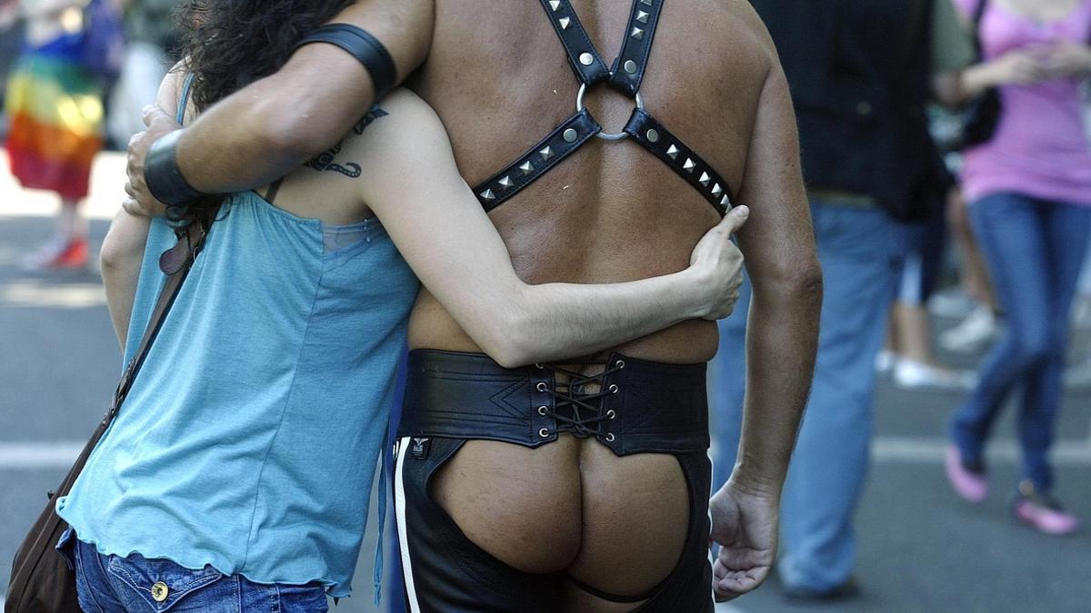 Una pareja en el Orgullo Gay de Madrid