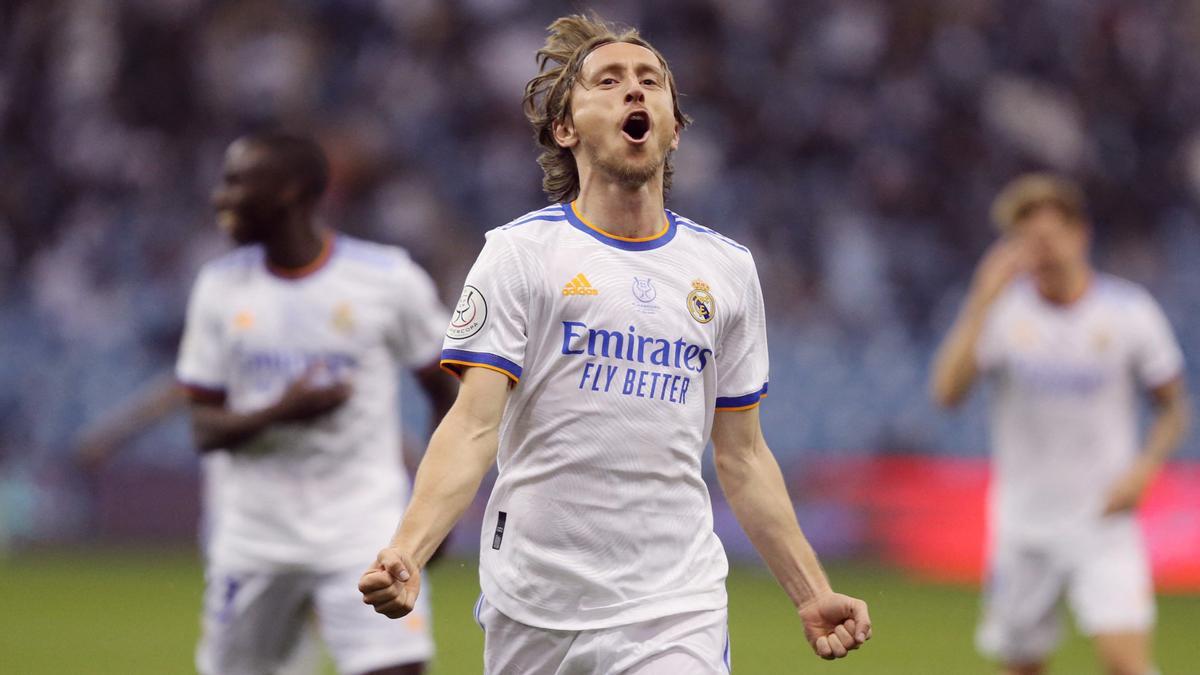 Modric corre celebrando el 1-0 que anotó con un gran disparo.