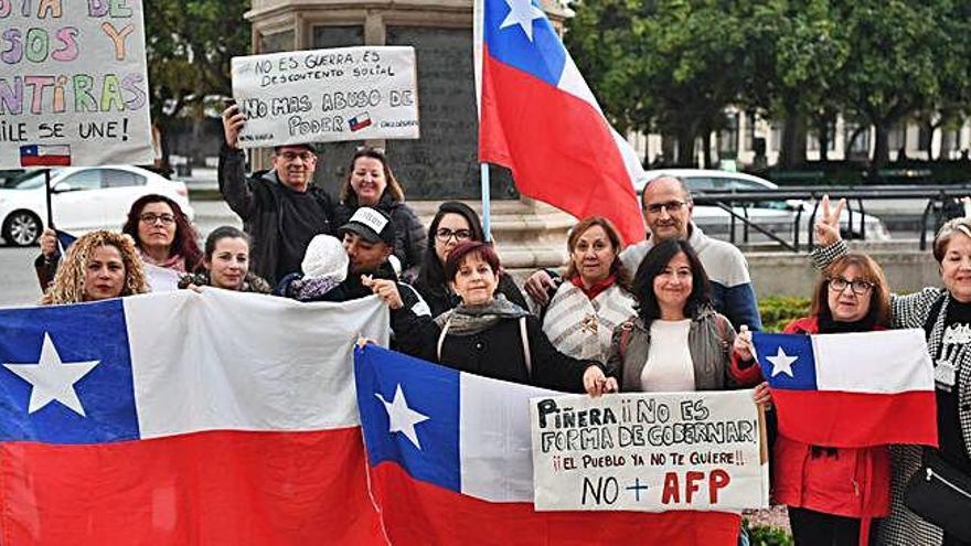 Chilenos apoyan a su país desde el Obelisco