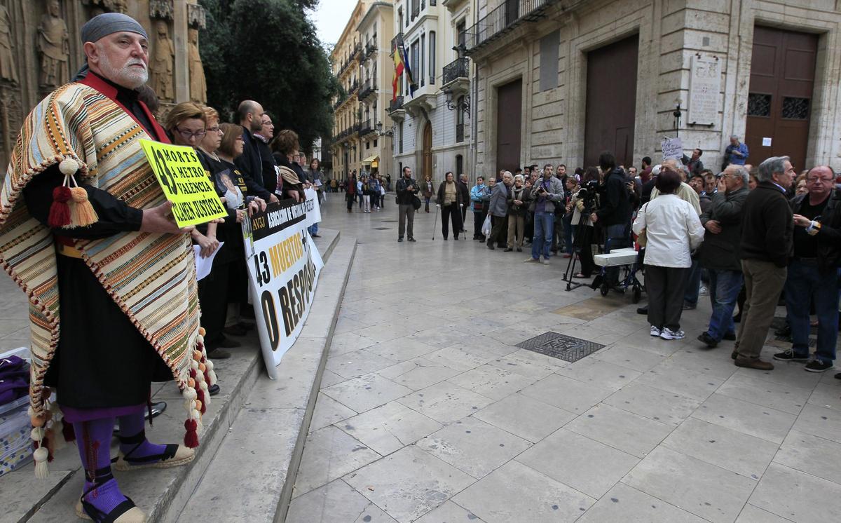 Los miembros de la Avm3j en la 77ª protesta que convocaban, en la puerta de los Apóstoles de la Catedral, el 3 de abril de 2013, antes de que se emitiera «Los olvidados» en el "Salvados" de La Sexta, el 28 de abril.