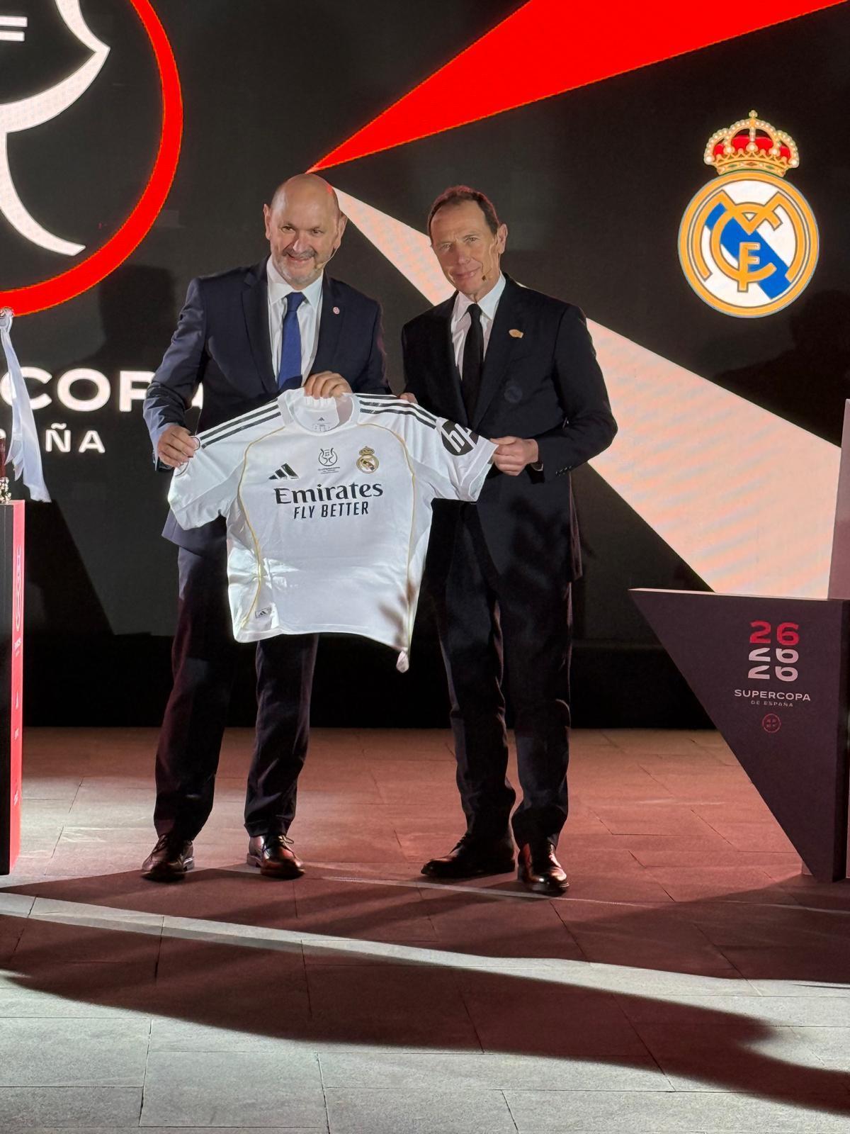Rafael Louzán con Emilio Butragueño, representante del Real Madrid