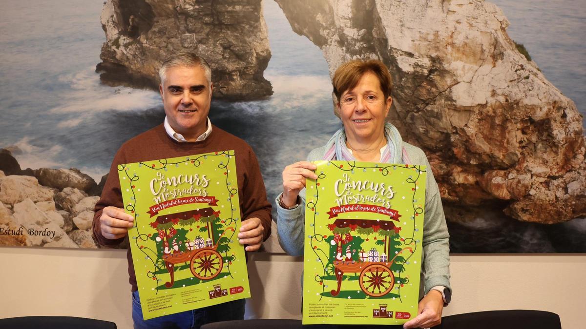 El regidor Antoni Matas y la alcaldesa Maria Pons muestran el cartel promocional del concurso.