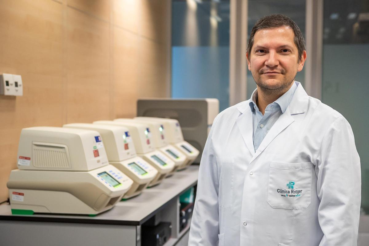 El doctor Francisco Aliaga en el Laboratorio de Biología Molecular en la Clínica Rotger.