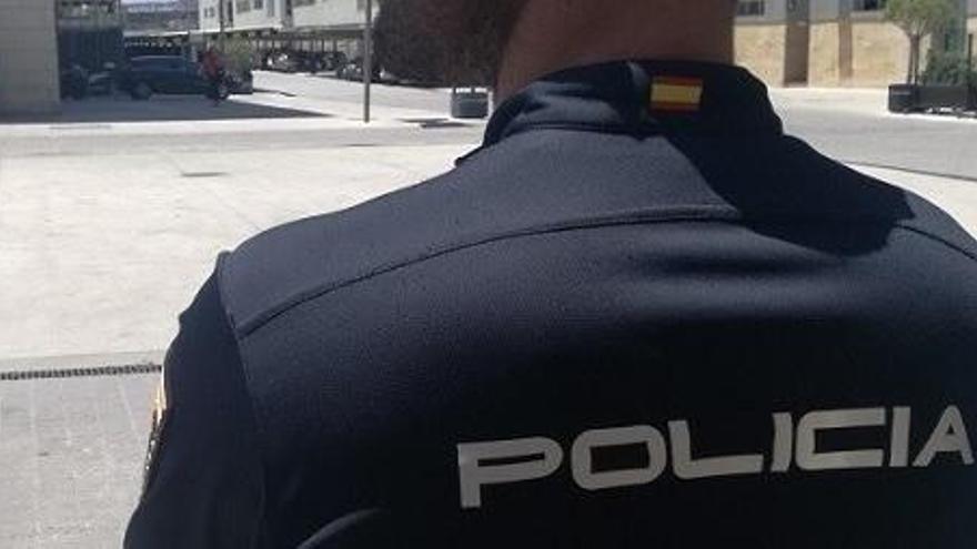 Agrede a su pareja y destroza el mobiliario de casa en València