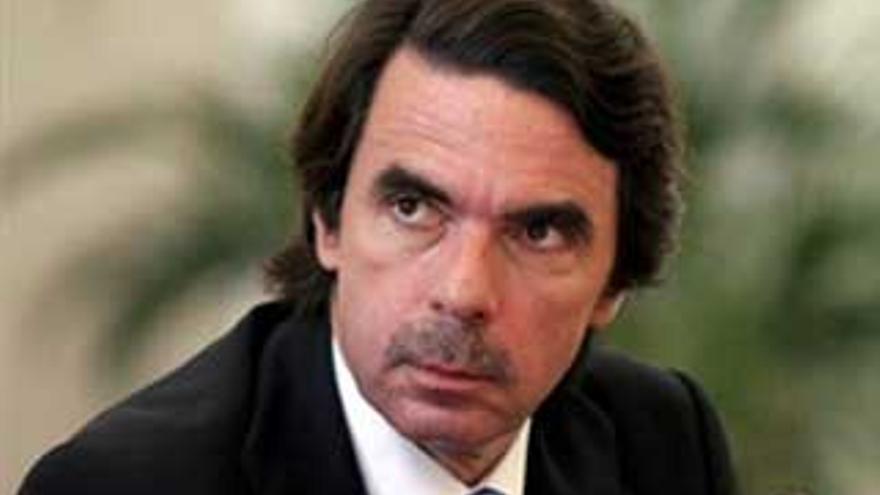 Aznar dice que hay que derrotar a ETA y niega cualquier posible negociación