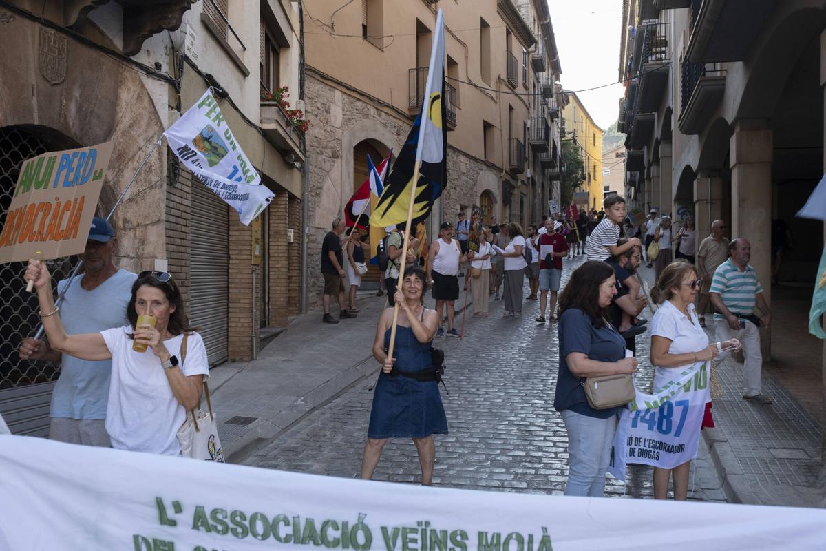 Imatges de la protesta en contra del projecte d'ampliació del polígon del Prat, el dia que s'ha suspès el ple municipal per un ciberatac