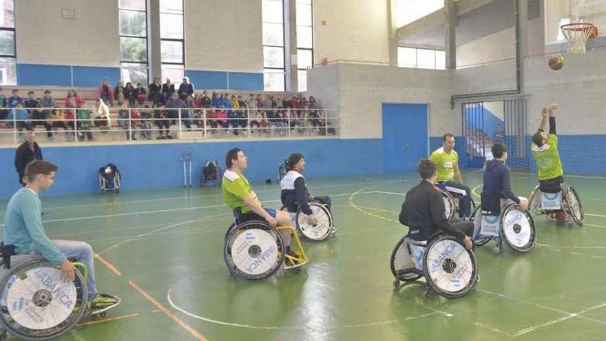 Exhibición del AMFIV con los escolares de Cuntis. // FDV