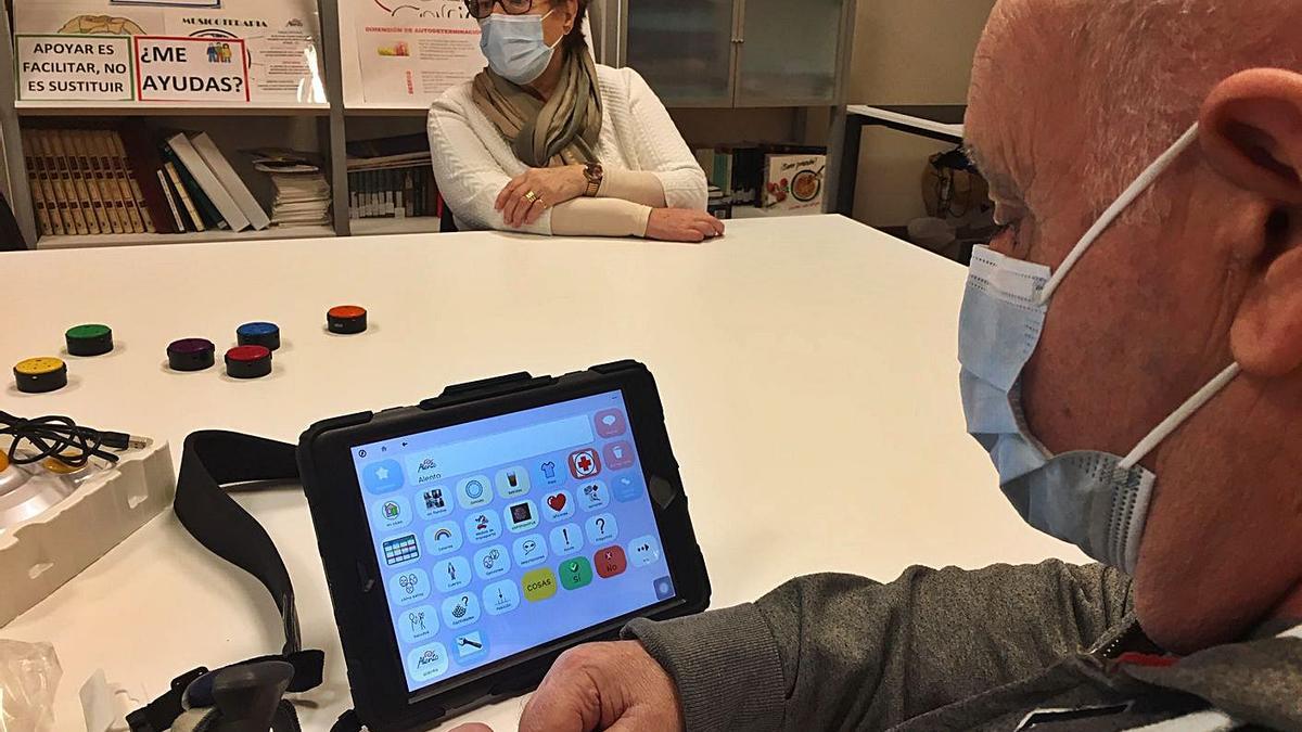 Un paciente con afasia hace uso de una tableta con pictogramas para comunicarse.   | // ALENTO 