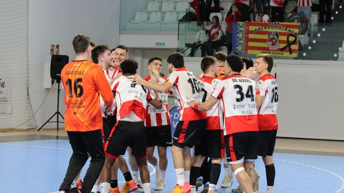 Celebración de la plantilla actual del equipo Sénior masculino del Fertiberia Puerto de Sagunto, que luchará por el ascenso a Liga ASOBAL.