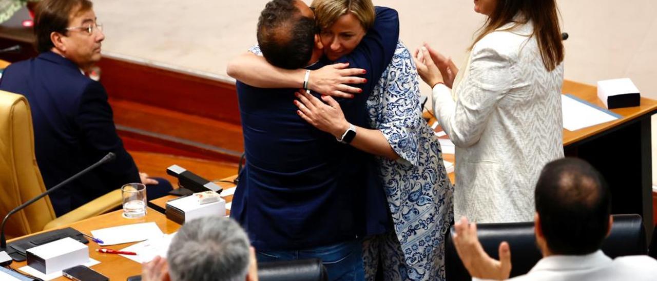 Blanca Martín se abraza a Miguel Ángel Morales bajo la mirada de Fernández Vara tras ser nombrada presidenta de la Asamblea.