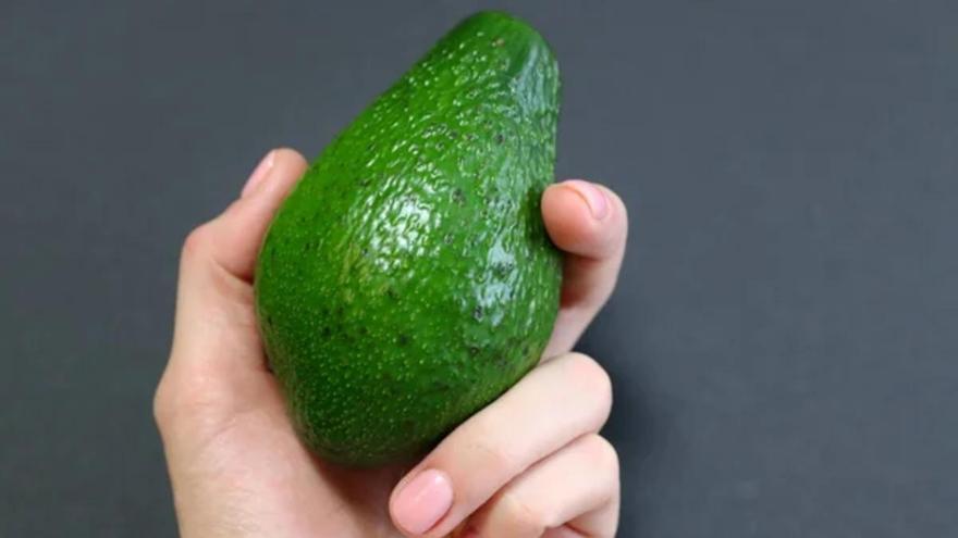 Este es el sencillo truco para saber si un aguacate es verde o maduro