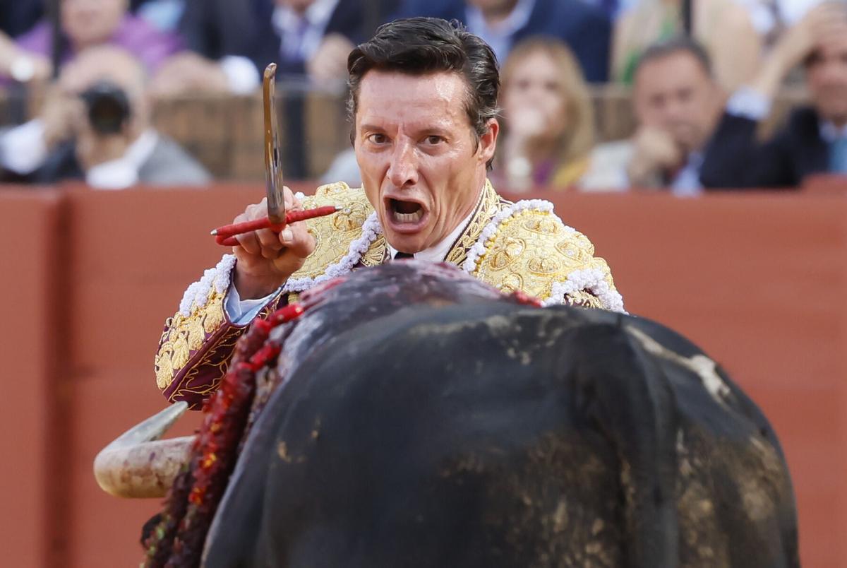 El diestro Diego Urdiales con su primer toro durante la corrida de la Feria de Abril de Sevilla, con reses de la ganadería de El Parralejo, este miércoles en la plaza de la Maestranza.