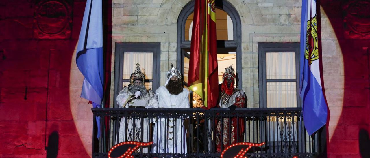 Los Reyes Magos, en el balcón del Ayuntamiento tras la cabalgata de 2020, la última celebrada por las calles de  Avilés. | Mara Villamuza