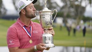 Jon Rahm, con el trofeo de campeón.