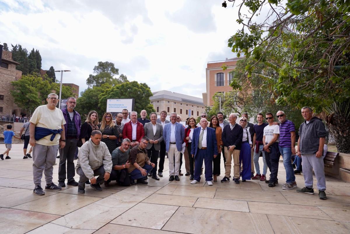 Representantes municipales, pacientes y el equipo de San Juan de Dios, el lunes cuando se inauguró la exposición.