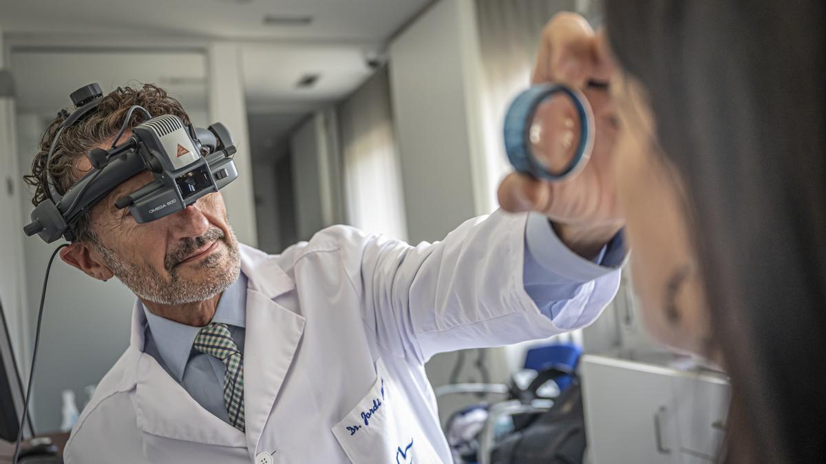 Barcelona 01/06/23 Sociedad. Retrato del oftalmólogo Jordi Monès, que ha desarrollado dos fármacos contra la degeneración macular asociada a la edad. Gracias. AUTOR: MANU MITRU